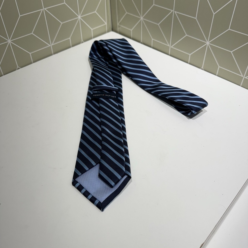 TOMMY HILFIGER MENS NEW NAVY‎ 100%SILK CLASSIC NECKTIE WIDTH:3 1/8" - Picture 5 of 9